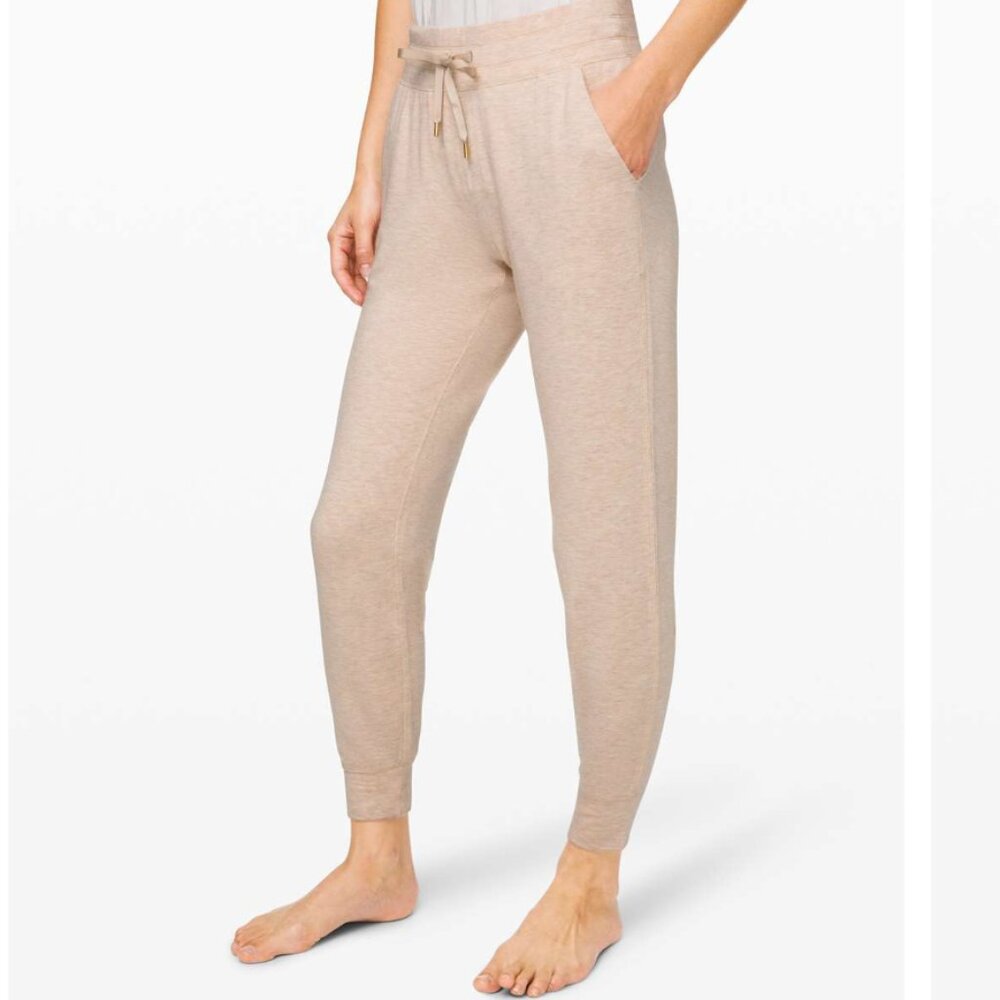 Lululemon Soft Touch Warm Down Joggers Pants Size 6 Heathered Cashew